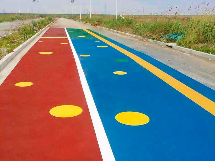 塑膠跑道噴涂防脫粒層的施工步驟是什么?